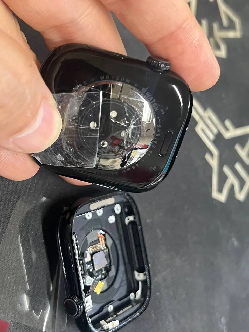 광진구 구의동 에서 강변점 방문 애플워치 10세대 46mm 뒷면 유리 파손 사례 수리사진 1